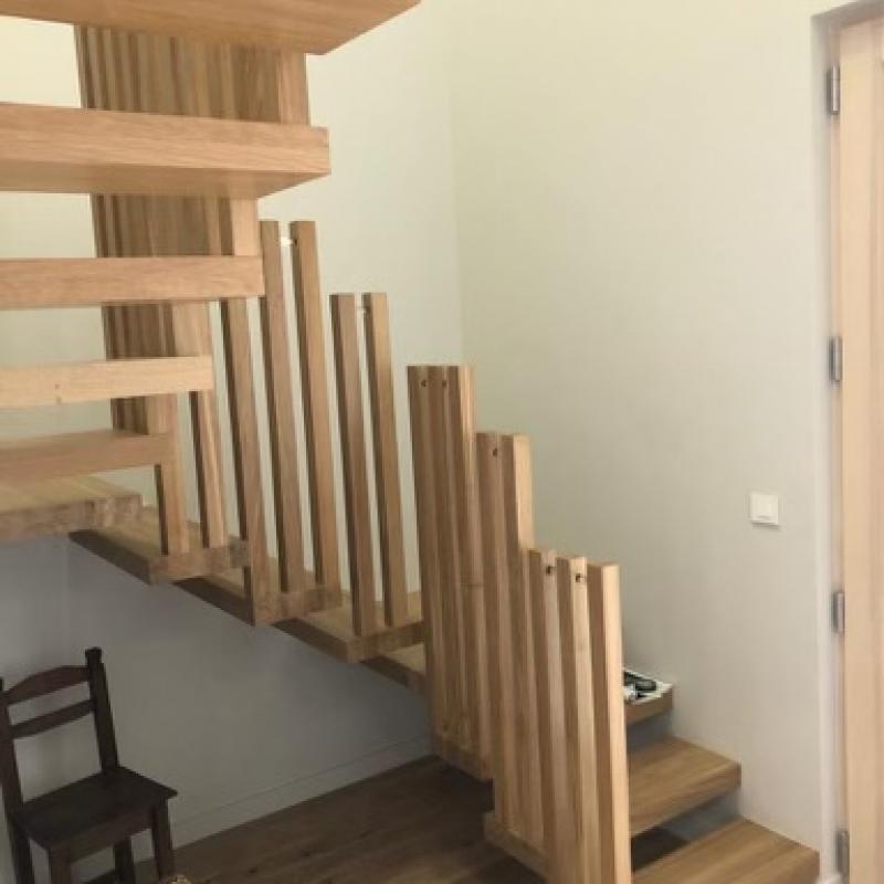 Création d'escalier en structure métallique / habillage chêne 